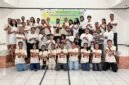 Foto bersama Kepala Dinas Koperasi dan UMK Mimika, Samuel Yogi, dengan para panitia dan peserta pra event TIFA 2026 di Lotus Studio, Jalan Bougenville, Timika, Papua Tengah, Minggu (21/6/2026). (Foto: Galeri Papua/Endy Langobelen)