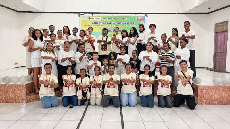 Foto bersama Kepala Dinas Koperasi dan UMK Mimika, Samuel Yogi, dengan para panitia dan peserta pra event TIFA 2026 di Lotus Studio, Jalan Bougenville, Timika, Papua Tengah, Minggu (21/6/2026). (Foto: Galeri Papua/Endy Langobelen)