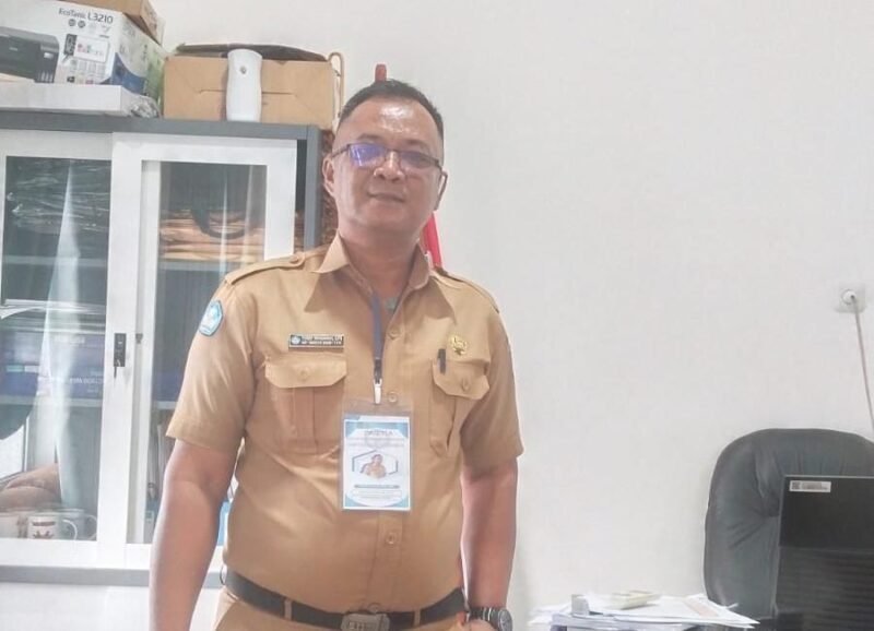 Kepala SMP Negeri 7 Mimika, Yosep Randanan. (Foto: Galeri Papua/Kevin Kurni)
