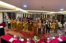 Foto bersama pada pembukaan kegiatan peningkatan kapasitas tenaga kesehatan TOT fasilitator 25 kompetensi kader di Ballroom Hotel Horison Diana Timika, Senin (22/6/2026). (Foto: Galeri Papua/Ahmad)