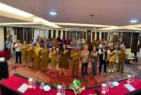 Foto bersama pada pembukaan kegiatan peningkatan kapasitas tenaga kesehatan TOT fasilitator 25 kompetensi kader di Ballroom Hotel Horison Diana Timika, Senin (22/6/2026). (Foto: Galeri Papua/Ahmad)