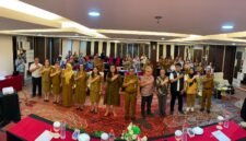 Foto bersama pada pembukaan kegiatan peningkatan kapasitas tenaga kesehatan TOT fasilitator 25 kompetensi kader di Ballroom Hotel Horison Diana Timika, Senin (22/6/2026). (Foto: Galeri Papua/Ahmad)