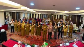 Foto bersama pada pembukaan kegiatan peningkatan kapasitas tenaga kesehatan TOT fasilitator 25 kompetensi kader di Ballroom Hotel Horison Diana Timika, Senin (22/6/2026). (Foto: Galeri Papua/Ahmad)