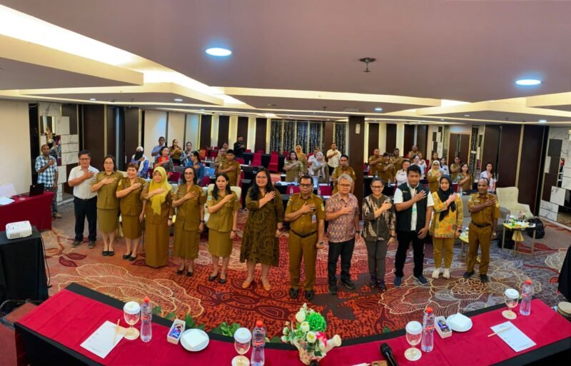Foto bersama pada pembukaan kegiatan peningkatan kapasitas tenaga kesehatan TOT fasilitator 25 kompetensi kader di Ballroom Hotel Horison Diana Timika, Senin (22/6/2026). (Foto: Galeri Papua/Ahmad)