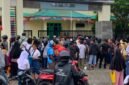 Ratusan orang tua dan siswa yang berdiri mengantre menunggu giliran di depan pagar SMANSA Mimika, Senin (22/6/2026). (Foto: Galeri Papua/Ahmad)
