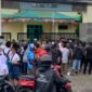 Ratusan orang tua dan siswa yang berdiri mengantre menunggu giliran di depan pagar SMANSA Mimika, Senin (22/6/2026). (Foto: Galeri Papua/Ahmad)
