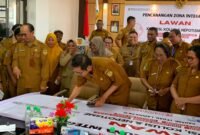 Suasana pertemuan jajaran Disdukcapil Kabupaten Mimika dalam rangka pencanangan zona integritas lawan Korupsi, Kolusi, dan Nepotisme di aula Kantor Disdukcapil, Selasa (23/6/2026). (Foto: Galeri Papua/Ahmad)
