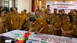 Suasana pertemuan jajaran Disdukcapil Kabupaten Mimika dalam rangka pencanangan zona integritas lawan Korupsi, Kolusi, dan Nepotisme di aula Kantor Disdukcapil, Selasa (23/6/2026). (Foto: Galeri Papua/Ahmad)