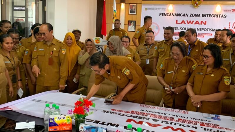 Suasana pertemuan jajaran Disdukcapil Kabupaten Mimika dalam rangka pencanangan zona integritas lawan Korupsi, Kolusi, dan Nepotisme di aula Kantor Disdukcapil, Selasa (23/6/2026). (Foto: Galeri Papua/Ahmad)