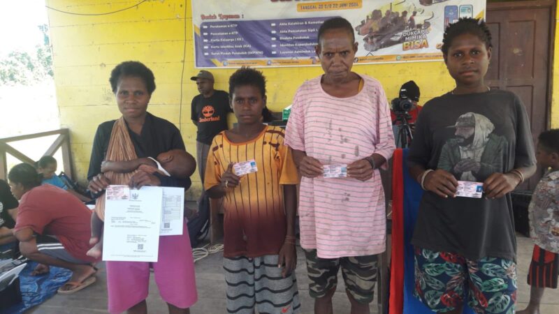 Potret kegiatan Jemput Bola Adminduk oleh Dinas Kependudukan dan Pencatatan Sipil Kabupaten Mimika di Distrik Agimuga. (Foto: Istimewa)