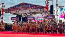 Sejumlah peserta dari setiap kabupaten di Papua Tengah mengikuti pembukaan Festival Cahaya Kreasi Pelajar di Nabire, Rabu (24/6/2026) sore. (Foto: Galeri Papua/Endy Langobelen)