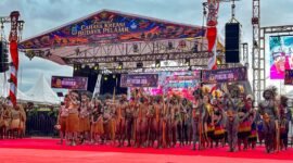 Sejumlah peserta dari setiap kabupaten di Papua Tengah mengikuti pembukaan Festival Cahaya Kreasi Pelajar di Nabire, Rabu (24/6/2026) sore. (Foto: Galeri Papua/Endy Langobelen)