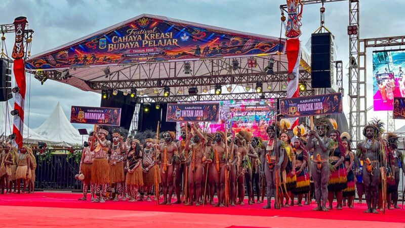 Sejumlah peserta dari setiap kabupaten di Papua Tengah mengikuti pembukaan Festival Cahaya Kreasi Pelajar di Nabire, Rabu (24/6/2026) sore. (Foto: Galeri Papua/Endy Langobelen)