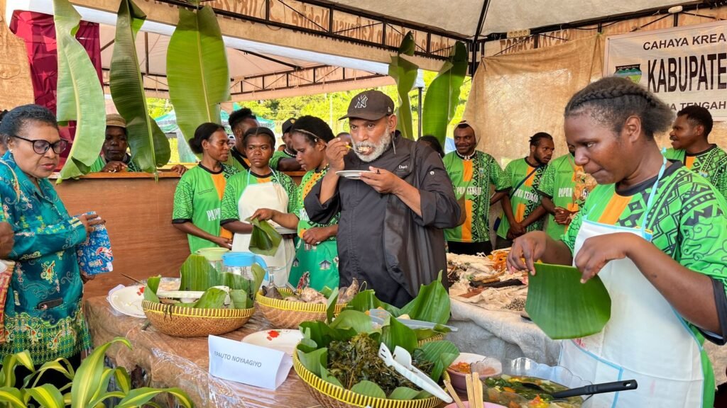 Charles Toto selaku juri mencicipi kuliner lokal yang diolah dan disajikan oleh peserta lomba kuliner khas Papua pada event Cahaya Kreasi Pelajar Papua Tengah. (Foto: Galeri Papua/Endy Langobelen)
