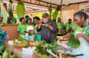 Charles Toto selaku juri mencicipi kuliner lokal yang diolah dan disajikan oleh peserta lomba kuliner khas Papua pada event Cahaya Kreasi Pelajar Papua Tengah. (Foto: Galeri Papua/Endy Langobelen)