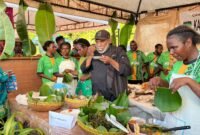Charles Toto selaku juri mencicipi kuliner lokal yang diolah dan disajikan oleh peserta lomba kuliner khas Papua pada event Cahaya Kreasi Pelajar Papua Tengah. (Foto: Galeri Papua/Endy Langobelen)
