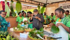 Charles Toto selaku juri mencicipi kuliner lokal yang diolah dan disajikan oleh peserta lomba kuliner khas Papua pada event Cahaya Kreasi Pelajar Papua Tengah. (Foto: Galeri Papua/Endy Langobelen)
