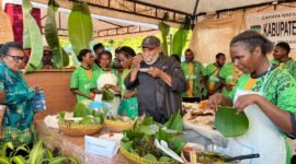 Charles Toto selaku juri mencicipi kuliner lokal yang diolah dan disajikan oleh peserta lomba kuliner khas Papua pada event Cahaya Kreasi Pelajar Papua Tengah. (Foto: Galeri Papua/Endy Langobelen)