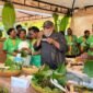 Charles Toto selaku juri mencicipi kuliner lokal yang diolah dan disajikan oleh peserta lomba kuliner khas Papua pada event Cahaya Kreasi Pelajar Papua Tengah. (Foto: Galeri Papua/Endy Langobelen)