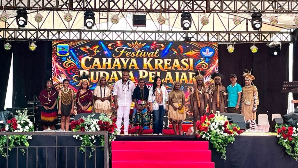 Foto bersama dewan juri dan para peserta lomba bertutur cerita rakyat pada Festival Cahaya Kreasi Budaya Pelajar Papua Tengah, Jumat (26/6/2026). (Foto: Galeri Papua/Endy Langobelen)