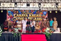 Foto bersama dewan juri dan para peserta lomba bertutur cerita rakyat pada Festival Cahaya Kreasi Budaya Pelajar Papua Tengah, Jumat (26/6/2026). (Foto: Galeri Papua/Endy Langobelen)