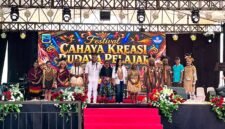 Foto bersama dewan juri dan para peserta lomba bertutur cerita rakyat pada Festival Cahaya Kreasi Budaya Pelajar Papua Tengah, Jumat (26/6/2026). (Foto: Galeri Papua/Endy Langobelen)