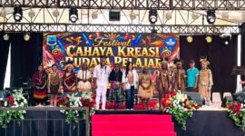 Foto bersama dewan juri dan para peserta lomba bertutur cerita rakyat pada Festival Cahaya Kreasi Budaya Pelajar Papua Tengah, Jumat (26/6/2026). (Foto: Galeri Papua/Endy Langobelen)