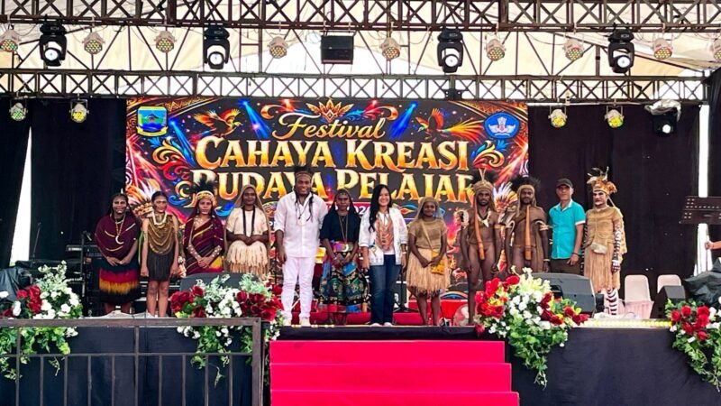 Foto bersama dewan juri dan para peserta lomba bertutur cerita rakyat pada Festival Cahaya Kreasi Budaya Pelajar Papua Tengah, Jumat (26/6/2026). (Foto: Galeri Papua/Endy Langobelen)