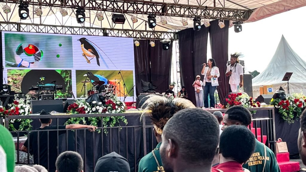 Michael Jakarimilena bersama sang istri Floranesia Lantang menjelaskan tentang jenis-jenis burung cenderawasih kepada para peserta Festival Cahaya Kreasi Budaya Pelajar Papua Tengah di Nabire, Jumat (26/6/2026). (Foto: Galeri Papua/Endy Langobelen)