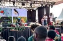 Michael Jakarimilena bersama sang istri Floranesia Lantang menjelaskan tentang jenis-jenis burung cenderawasih kepada para peserta Festival Cahaya Kreasi Budaya Pelajar Papua Tengah di Nabire, Jumat (26/6/2026). (Foto: Galeri Papua/Endy Langobelen)