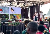 Michael Jakarimilena bersama sang istri Floranesia Lantang menjelaskan tentang jenis-jenis burung cenderawasih kepada para peserta Festival Cahaya Kreasi Budaya Pelajar Papua Tengah di Nabire, Jumat (26/6/2026). (Foto: Galeri Papua/Endy Langobelen)