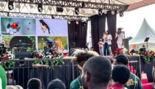 Michael Jakarimilena bersama sang istri Floranesia Lantang menjelaskan tentang jenis-jenis burung cenderawasih kepada para peserta Festival Cahaya Kreasi Budaya Pelajar Papua Tengah di Nabire, Jumat (26/6/2026). (Foto: Galeri Papua/Endy Langobelen)