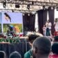 Michael Jakarimilena bersama sang istri Floranesia Lantang menjelaskan tentang jenis-jenis burung cenderawasih kepada para peserta Festival Cahaya Kreasi Budaya Pelajar Papua Tengah di Nabire, Jumat (26/6/2026). (Foto: Galeri Papua/Endy Langobelen)