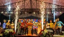 Penutupan Festival Cahaya Kreasi Budaya Pelajar Papua Tengah 2026 ditandai dengan pemukulan tifa. (Foto: Galeri Papua/Endy Langobelen)