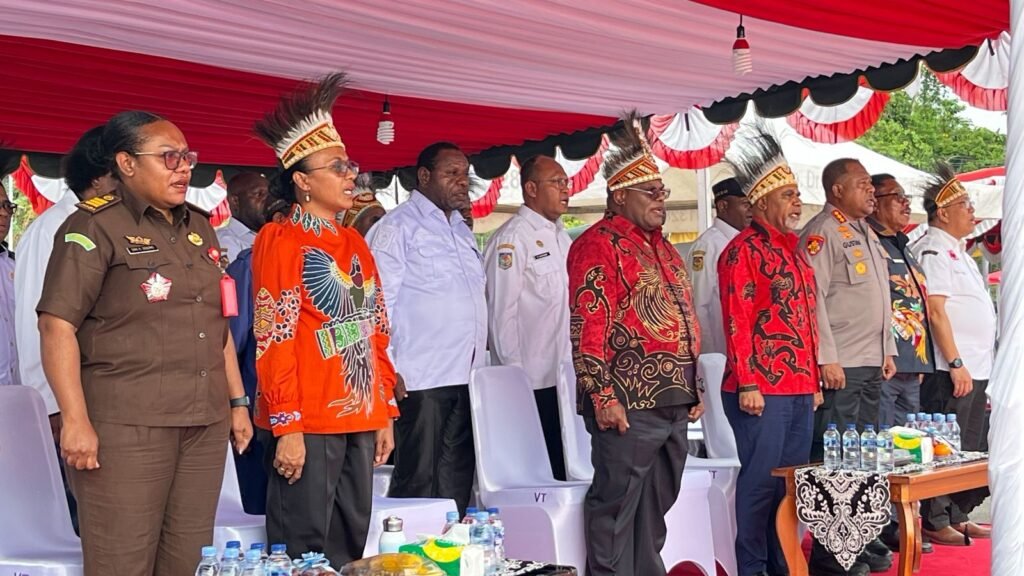 Jajaran Pemerintah Provinsi Papua Tengah saat mengikuti prosesi pembukaan Festival Cahaya Kreasi Budaya Pelajar Papua Tengah 2026 di Lapangan Bandara Lama Nabire, pada Rabu (24/6/2025) sore. (Foto: Galeri Papua/Endy Langobelen)