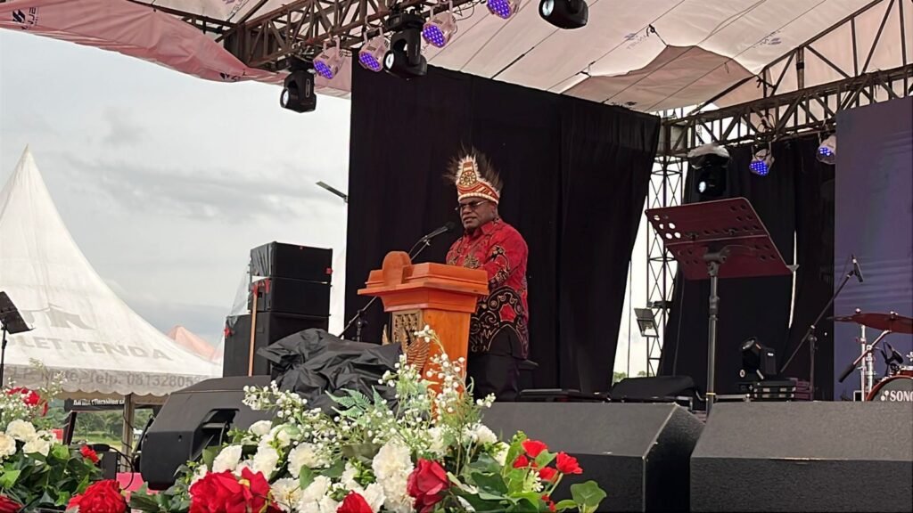 Gubernur Papua Tengah, Meki Nawipa, membawakan sambutan sekaligus membuka kegiatan Festival Cahaya Kreasi Budaya Pelajar Papua Tengah 2026 di Lapangan Bandara Lama Nabire, pada Rabu (24/6/2025) sore. (Foto: Galeri Papua/Endy Langobelen)