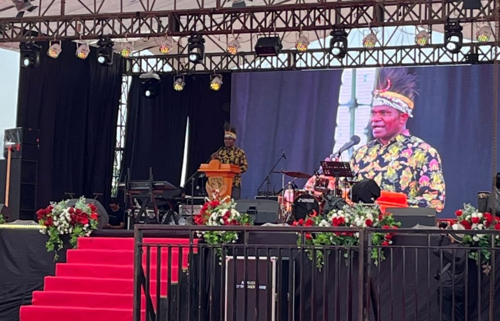 Ketua Panitia, Deni Tenouye, membacakan laporan panitia pada pembukaan Festival Cahaya Kreasi Budaya Pelajar Papua Tengah 2026 di Lapangan Bandara Lama Nabire, pada Rabu (24/6/2025) sore. (Foto: Galeri Papua/Endy Langobelen)