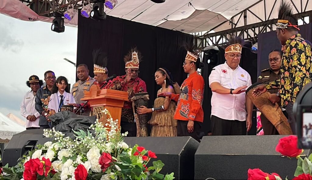 Pemukulan tifa sebagai tanda dibukanya Festival Cahaya Kreasi Budaya Pelajar Papua Tengah 2026 di Lapangan Bandara Lama Nabire, pada Rabu (24/6/2025) sore. (Foto: Galeri Papua/Endy Langobelen)