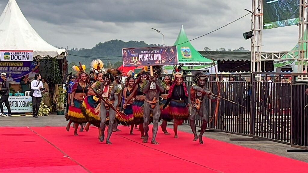 Kabupaten Puncak Jaya mengikuti parade peserta dalam pembukaan Festival Cahaya Kreasi Budaya Pelajar Papua Tengah 2026 di Lapangan Bandara Lama Nabire, pada Rabu (24/6/2025) sore. (Foto: Galeri Papua/Endy Langobelen)