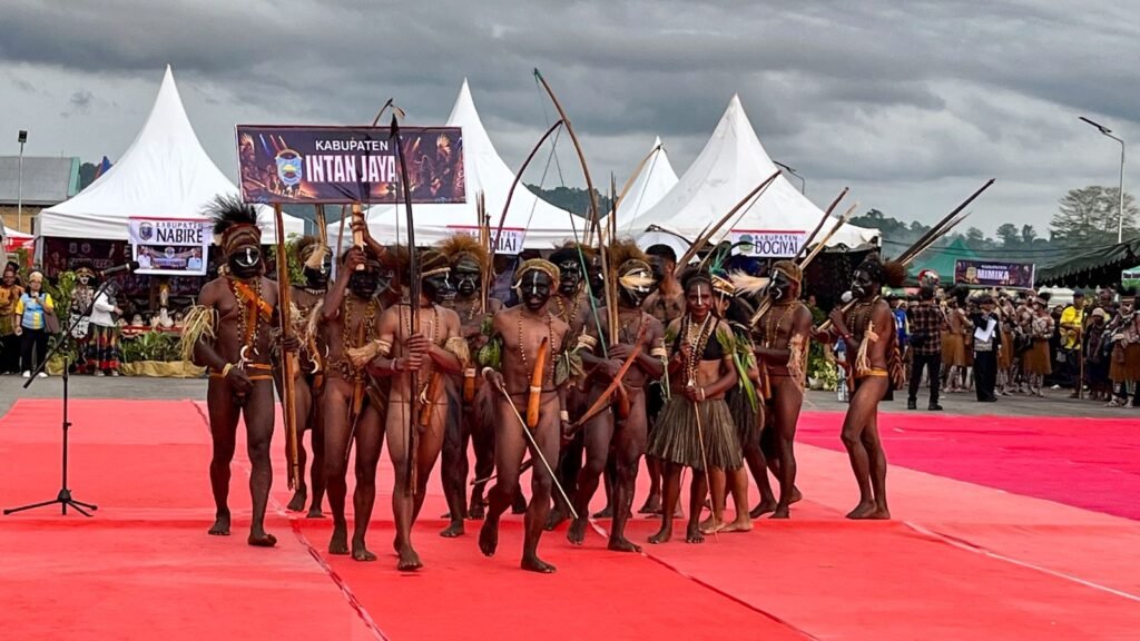Kabupaten Intan Jaya mengikuti parade peserta dalam pembukaan Festival Cahaya Kreasi Budaya Pelajar Papua Tengah 2026 di Lapangan Bandara Lama Nabire, pada Rabu (24/6/2025) sore. (Foto: Galeri Papua/Endy Langobelen)