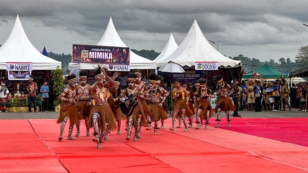 Kabupaten Mimika mengikuti parade peserta dalam pembukaan Festival Cahaya Kreasi Budaya Pelajar Papua Tengah 2026 di Lapangan Bandara Lama Nabire, pada Rabu (24/6/2025) sore. (Foto: Galeri Papua/Endy Langobelen)