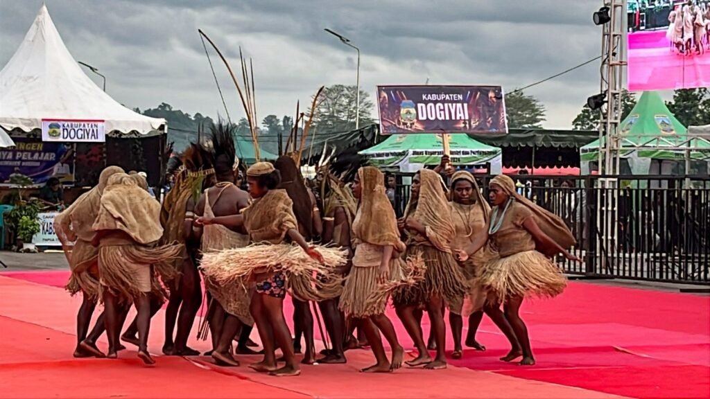 Kabupaten Dogiyai mengikuti parade peserta dalam pembukaan Festival Cahaya Kreasi Budaya Pelajar Papua Tengah 2026 di Lapangan Bandara Lama Nabire, pada Rabu (24/6/2025) sore. (Foto: Galeri Papua/Endy Langobelen)