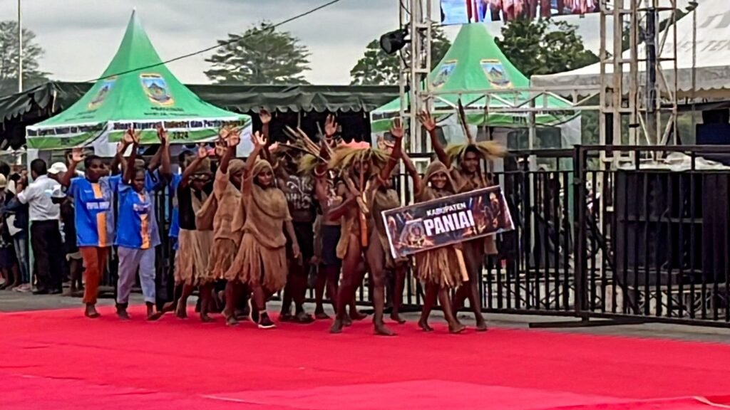 Kabupaten Paniai mengikuti parade peserta dalam pembukaan Festival Cahaya Kreasi Budaya Pelajar Papua Tengah 2026 di Lapangan Bandara Lama Nabire, pada Rabu (24/6/2025) sore. (Foto: Galeri Papua/Endy Langobelen)
