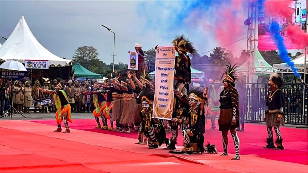 Penampilan tarian kolosal dari Sanggar Angker Wisdom Dance Crew pada pembukaan Festival Cahaya Kreasi Budaya Pelajar Papua Tengah 2026 di Lapangan Bandara Lama Nabire, pada Rabu (24/6/2025) sore. (Foto: Galeri Papua/Endy Langobelen)