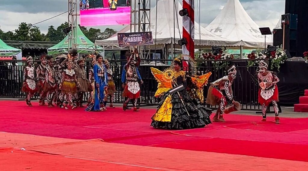 Kabupaten Nabire mengikuti parade peserta dalam pembukaan Festival Cahaya Kreasi Budaya Pelajar Papua Tengah 2026 di Lapangan Bandara Lama Nabire, pada Rabu (24/6/2025) sore. (Foto: Galeri Papua/Endy Langobelen)