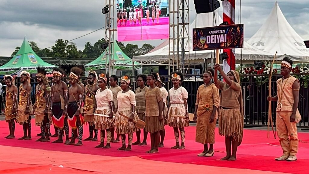 Kabupaten Deiyai mengikuti parade peserta dalam pembukaan Festival Cahaya Kreasi Budaya Pelajar Papua Tengah 2026 di Lapangan Bandara Lama Nabire, pada Rabu (24/6/2025) sore. (Foto: Galeri Papua/Endy Langobelen)