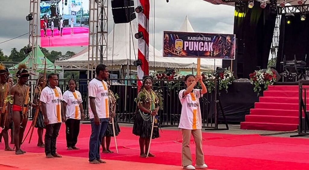 Kabupaten Puncak mengikuti parade peserta dalam pembukaan Festival Cahaya Kreasi Budaya Pelajar Papua Tengah 2026 di Lapangan Bandara Lama Nabire, pada Rabu (24/6/2025) sore. (Foto: Galeri Papua/Endy Langobelen)