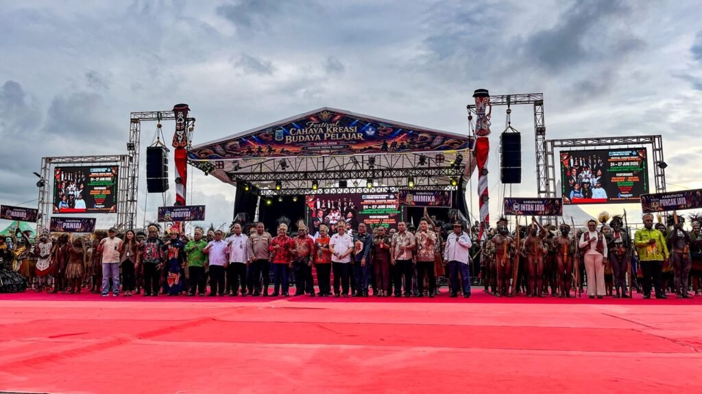 Foto bersama usai pembukaan Festival Cahaya Kreasi Budaya Pelajar Papua Tengah 2026 di Lapangan Bandara Lama Nabire, pada Rabu (24/6/2025) sore. (Foto: Galeri Papua/Endy Langobelen)