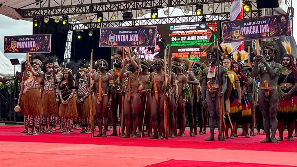 Sejumlah peserta Festival Cahaya Kreasi Budaya Pelajar Papua Tengah 2026 di Lapangan Bandara Lama Nabire, pada Rabu (24/6/2025) sore. (Foto: Galeri Papua/Endy Langobelen)