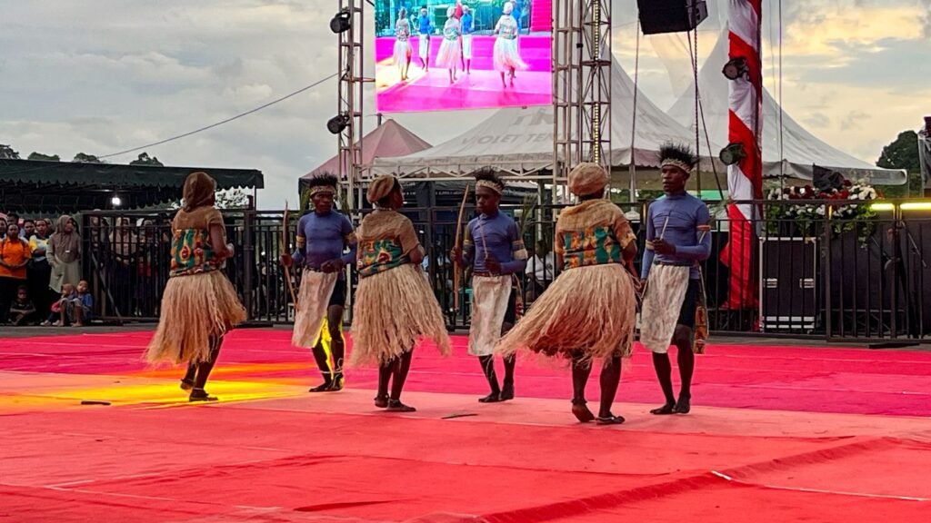 Penampilan tari kreasi dari salah satu peserta Festival Cahaya Kreasi Budaya Pelajar Papua Tengah 2026 di Lapangan Bandara Lama Nabire, pada Rabu (24/6/2025) sore. (Foto: Galeri Papua/Endy Langobelen)
